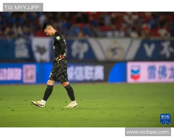 武汉三镇鏖战赛场激烈对决展现球队坚韧意志与城市足球精神