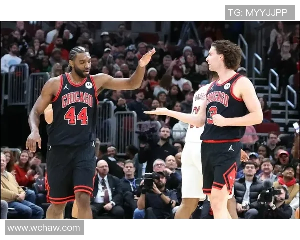 芝加哥公牛巅峰对决再燃赛场激情重现传奇荣耀时刻